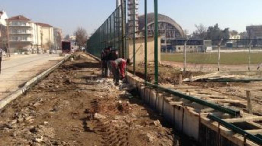 Hendek Atat&uuml;rk Stadı&rsquo;nın &Ccedil;ehresi Değişiyor