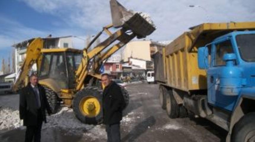 Narman'da Buz Tutan Yollar Belediye Ekiplerince Temizlendi