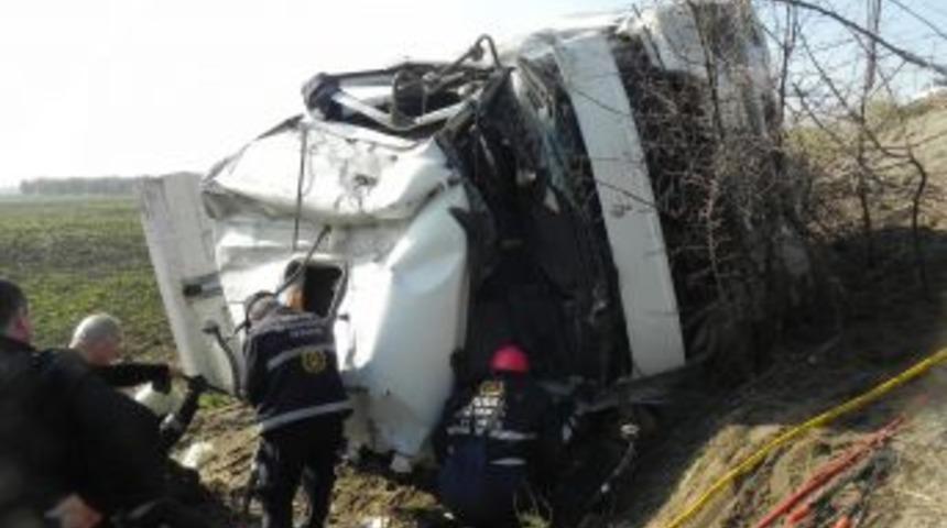 Kum Y&uuml;kl&uuml; TIR Devrildi S&uuml;r&uuml;c&uuml; Hayatını Kaybetti