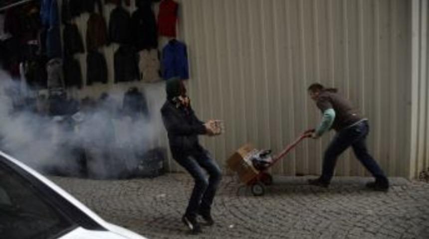 Polis, İstiklal Caddesi'nde Eylem Yapan &Ouml;ğrencilere M&uuml;dahale Etti