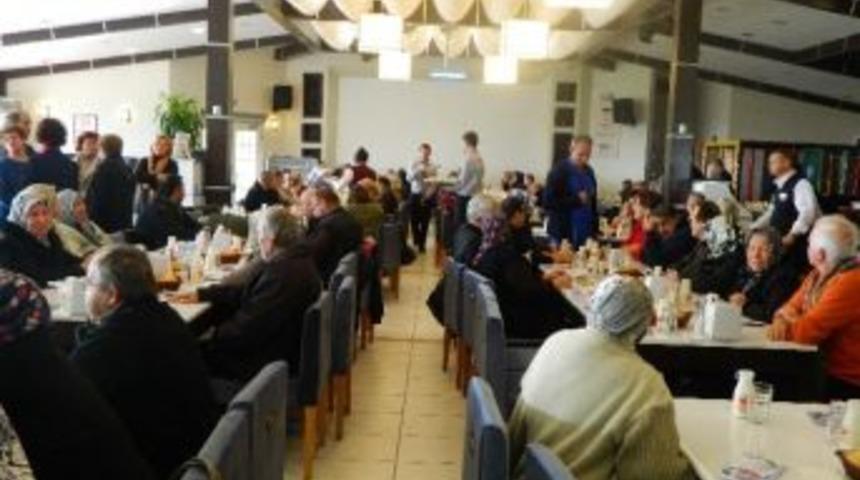 T&uuml;rk B&ouml;brek Vakfı B&ouml;brek Hastası Ve Yakınlarına Yemek Verdi