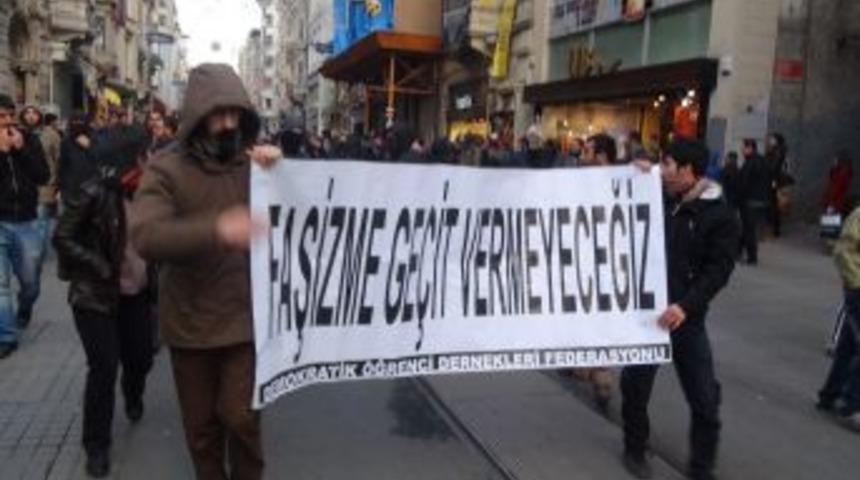 Taş Ve Havai Fişekle Saldıran Gruba Polisten Gazlı M&uuml;dahale