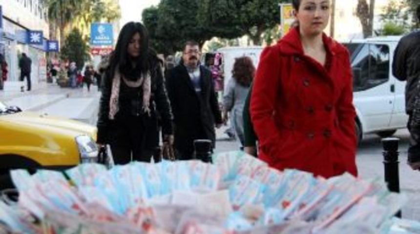 Adana, "nimet Abla"nın Pabucunu Dama Attı