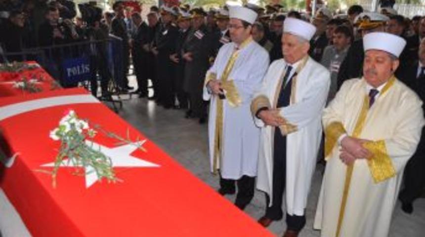 Asker&icirc; R&ouml;mork&ouml;r Kazasının Iki Şehidi İzmir'de Toprağa Verildi