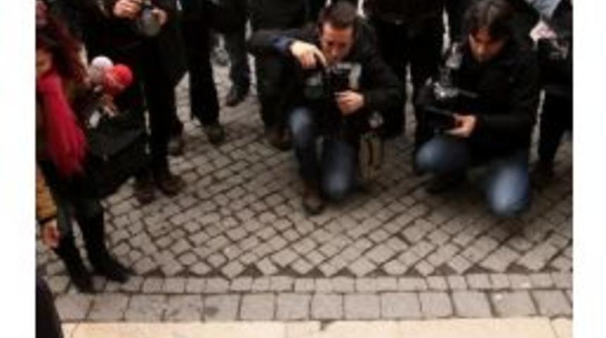 İzmirli Gazeteciler Emniyet &Ouml;n&uuml;ne Kalemlerini Bıraktı