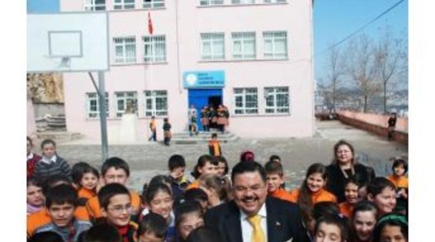 Yağcı, &Ccedil;ocukları Sevindirmeye Devam Ediyor