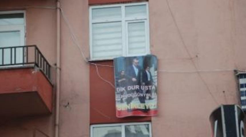 Başbakan Erdoğan&rsquo;a Destek İ&ccedil;in Evinin Duvarına Afiş Astı