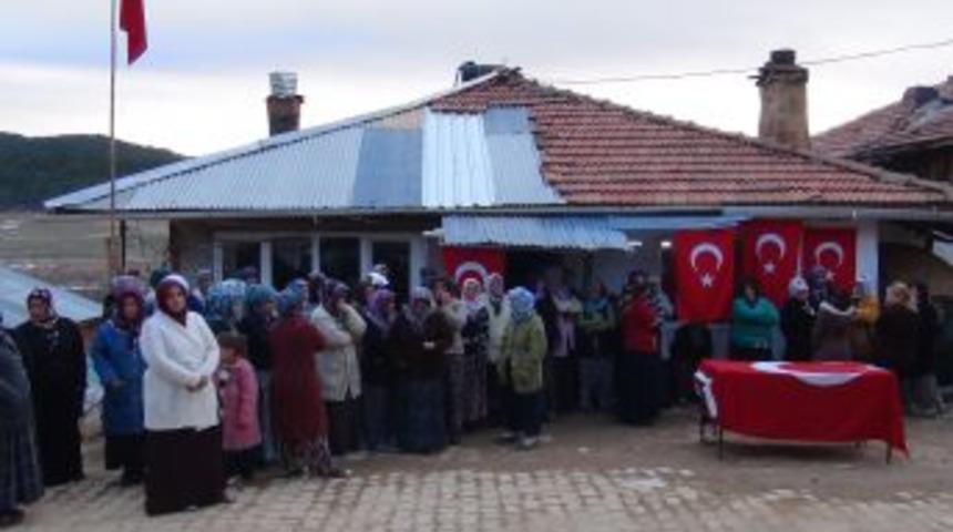 Uşaklı Şehit K&ouml;y&uuml;nde Toprağa Verildi