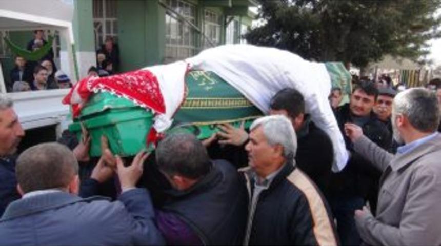 &Ouml;ld&uuml;r&uuml;len Pazarcı Kızın Tabutuna Gelinlik &Ouml;rtt&uuml;ler