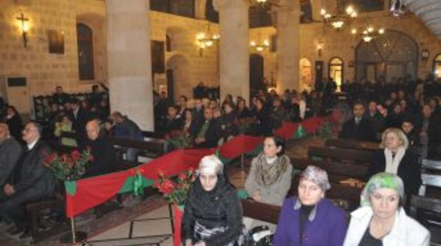 Noel Ayininde Polislerden &Ccedil;i&ccedil;ek Ve &Ccedil;ikolata Ikramı