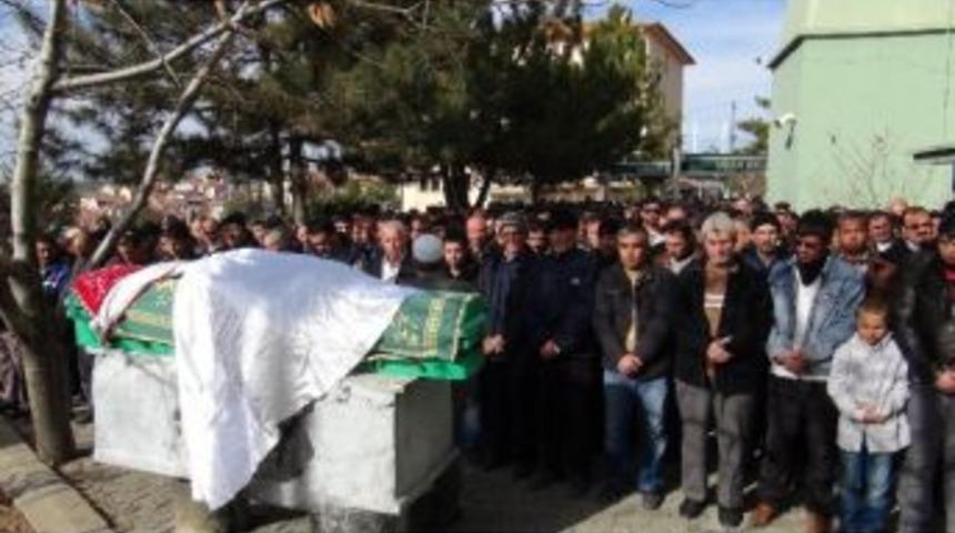 Ayrıldığı S&ouml;zl&uuml;s&uuml; Tarafından &Ouml;ld&uuml;r&uuml;len Ayşe Toprağa Verildi