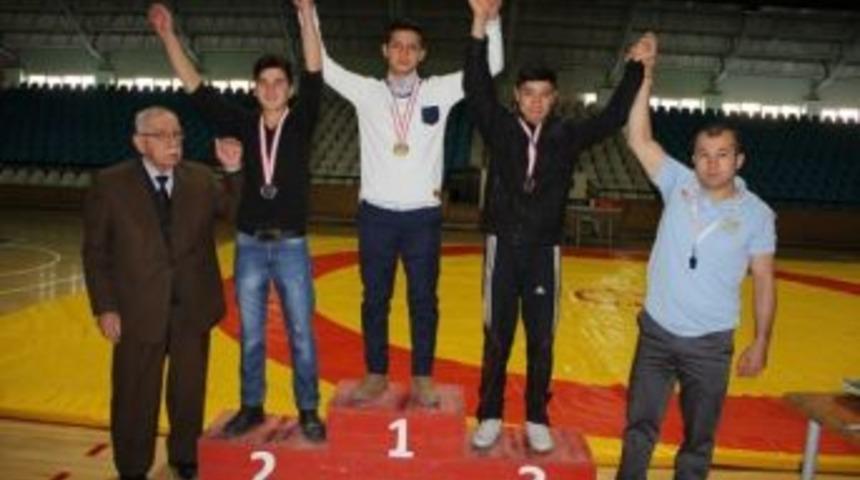 G&uuml;reş&ccedil;iler Minderde Kıyasıya G&uuml;reşti