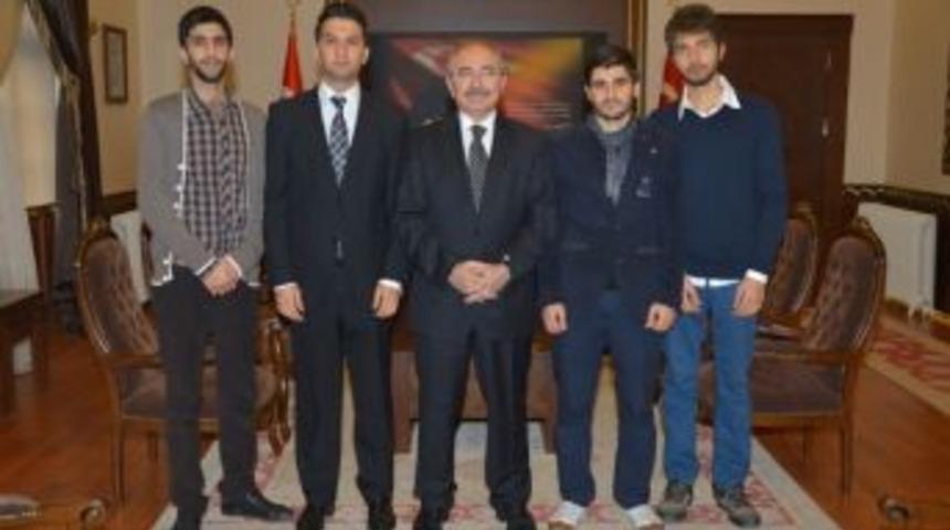 Kl&uuml; Yenilik&ccedil;i Gen&ccedil;lik Kul&uuml;b&uuml;nden Vali Yaman&rsquo;a Ziyaret