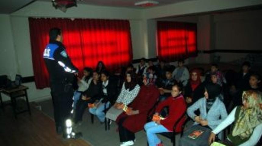 &Ouml;ğrencilere Trafik G&uuml;venliği Ve Trafik İşaretleri Kursu Verildi