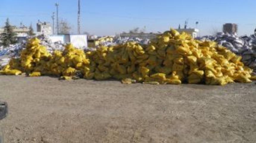 Polisten Suriyelilere K&ouml;m&uuml;r Yardımı