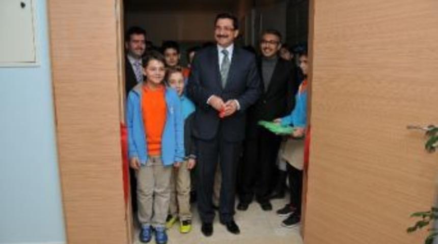 Başkan Ak Yerli Malı Haftası Sergisinde