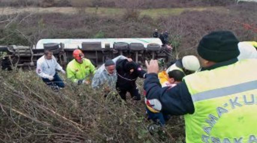 Kamyonun &Ccedil;arptığı LPG Tankeri, Şarampole Devrildi