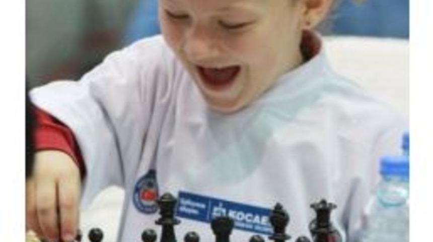 Kocaeli B&uuml;y&uuml;kşehir Belediyesi Miniklere Satran&ccedil; Dağıtacak