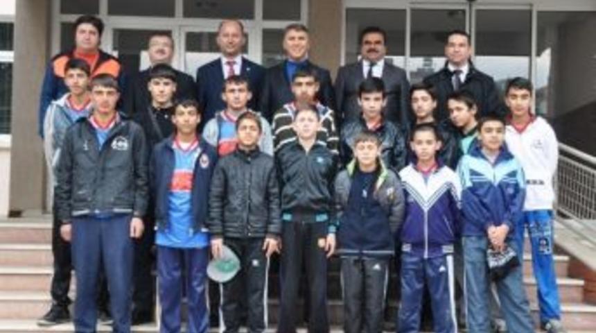 &Ouml;demiş Cumhuriyet Ortaokulu Sporcularından Protokol Turu