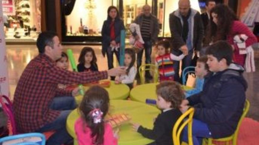 Piazza'da Minikler Enstr&uuml;manları Tanıyor