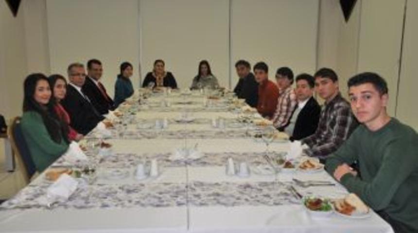 Rekt&ouml;r Bircan &Ouml;ğrencilere Mantı Ikram Etti