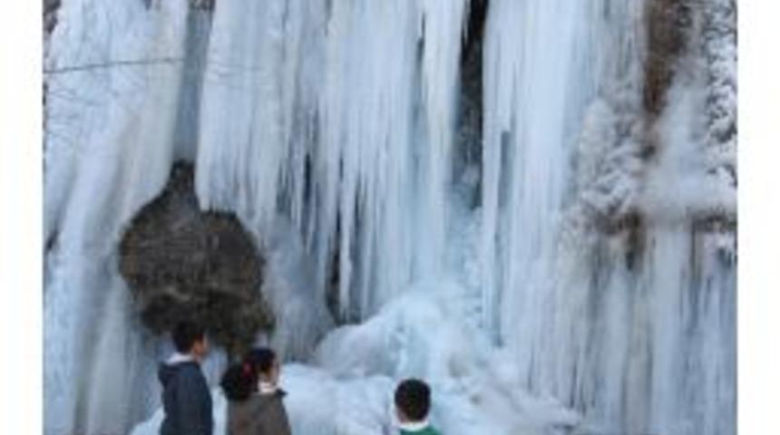 Erzincan Eksi 15 Dereceyi G&ouml;rd&uuml;, Girlevik Şelalesi Dondu