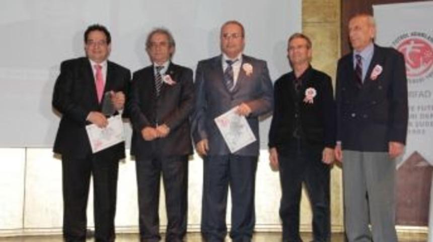 İzmir'de Spora Emek Verenler &Ouml;d&uuml;llendirildi