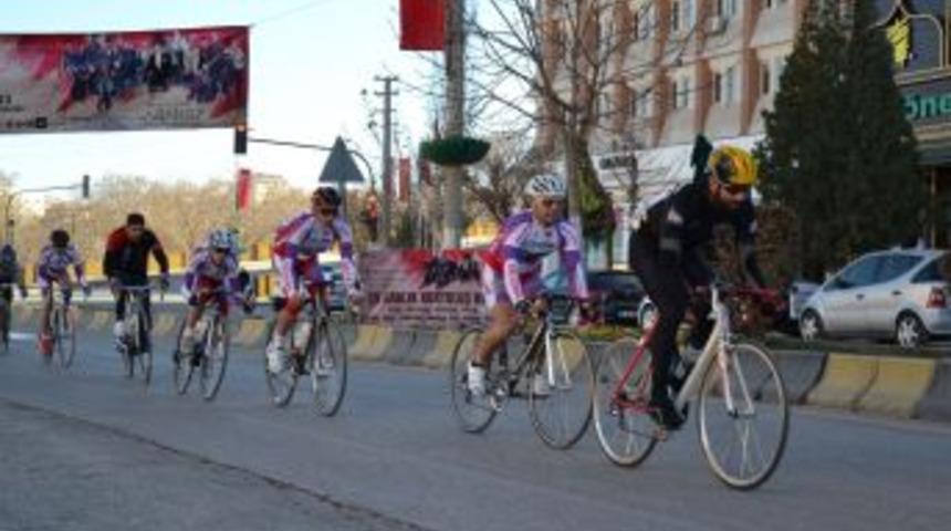 Kurtuluş Kupası I&ccedil;in Bisikletler Yarıştı