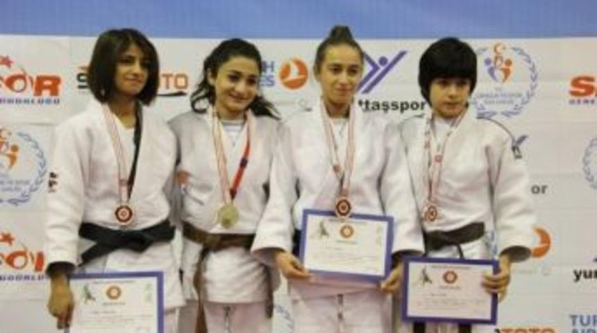 Kocaelili &Uuml;mit Judocular Samsundan 5 Madalya İle D&ouml;nd&uuml;