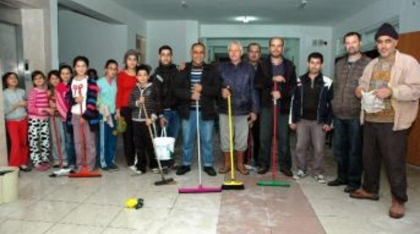 Kadınlar Sildi Erkekler Süpürdü Çocuklar Taşıdı