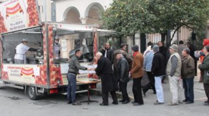 Merhum Aydın Menderes I&ccedil;in İzmir'de Lokma D&ouml;kt&uuml;r&uuml;ld&uuml;