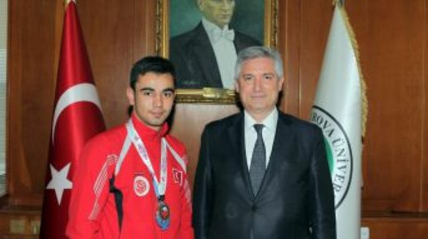 Muay Thai D&uuml;nya Şampiyonu Hozanlı, Rekt&ouml;r Kibar&rsquo;ı Ziyaret Etti