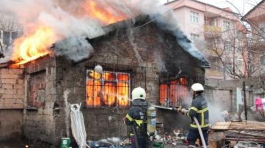 11 Kişilik Ailenin Yaşadığı Ev Yanarak K&uuml;l Oldu