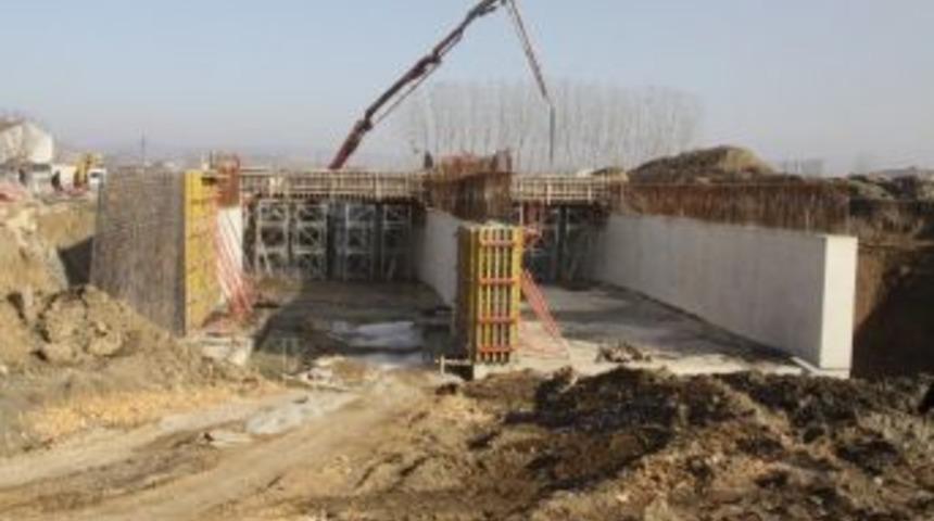 Karadere K&ouml;pr&uuml;s&uuml; İnşaatı S&uuml;r&uuml;yor