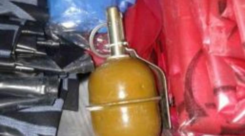 Suriyelinin &Ccedil;antasından Bomba &Ccedil;ıktı