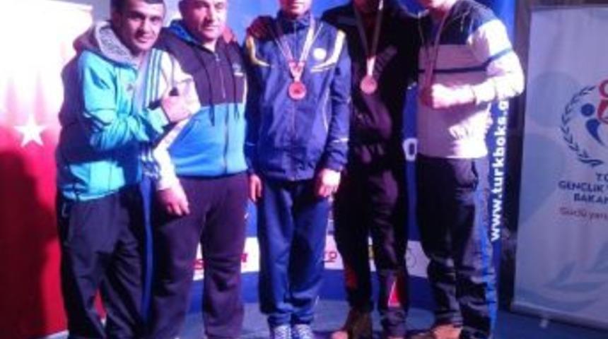 Vanlı Boks&ouml;rler Madayalarla D&ouml;nd&uuml;ler