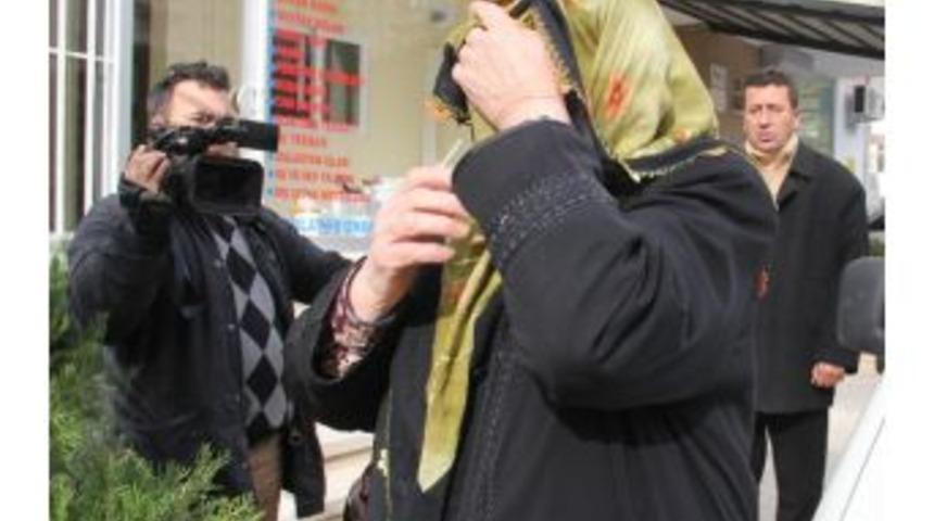 Hayır Bahanesiyle Yaşlı Kadının Bileziğini &Ccedil;aldılar