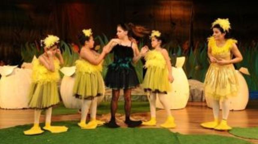 Karşıyakalı &Ccedil;ocuklar Tiyatroya Doyacak