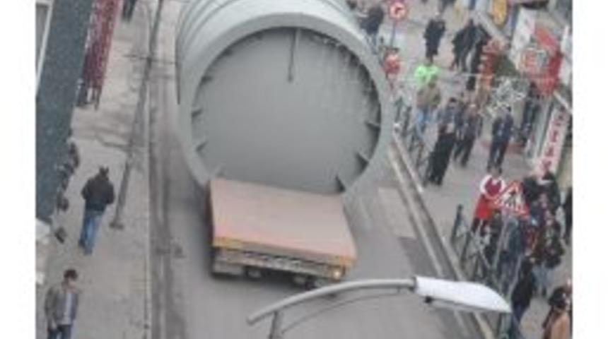 Devasa Tank Mecburiyet Caddesinden Zor Ge&ccedil;ti