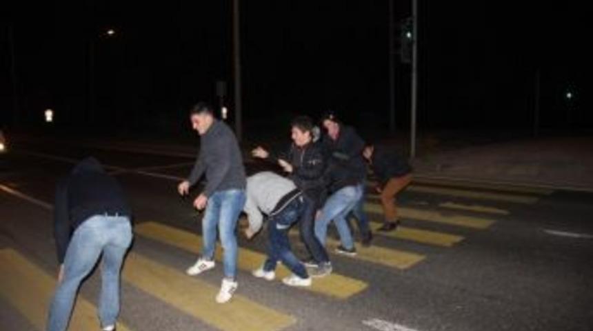 Fatsa&rsquo;da &Ccedil;ılgın Gen&ccedil;ler Otoyolu Trafiğe Kapattı