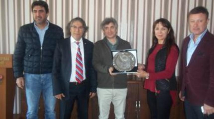 &Ouml;zkan: Y&uuml;z Nakillerini Daha Yakışıklı Ya Da G&uuml;zel Olunsun Diye Yapmıyoruz