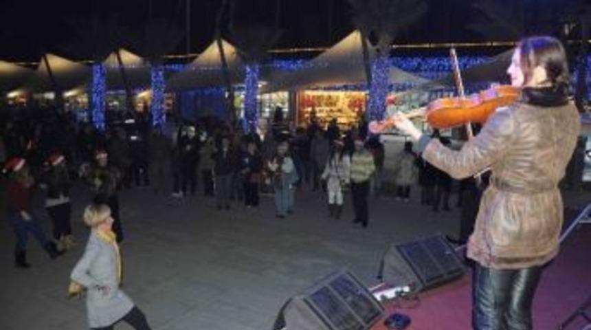 Kuşadası Belediyesi’nden Christmas Kutlaması