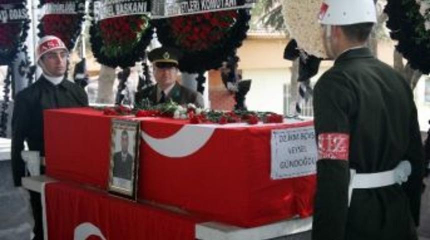 Şehit Eşini Kızıyla Birlikte El Sallayarak Son Yolculuğuna Uğurladı