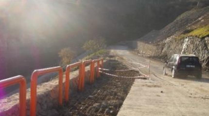 S&uuml;r&uuml;c&uuml;lerin Korkulu R&uuml;yası Olan Yola Bariyerli &Ouml;nlem