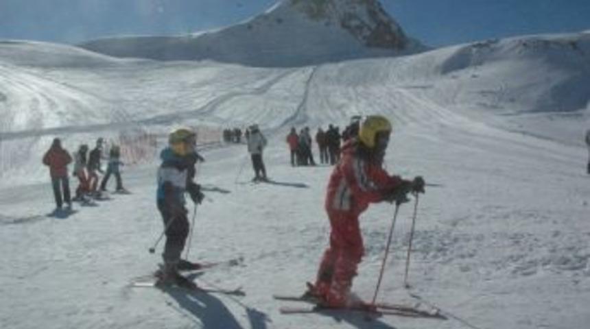 Hakkari&rsquo;de Okullar Arası Alp Disiplini Kayak Yarışması