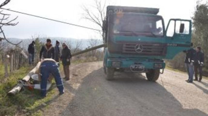 Kamyon Direği Devirdi, İznik Elektriksiz Ve Telefonsuz Kaldı