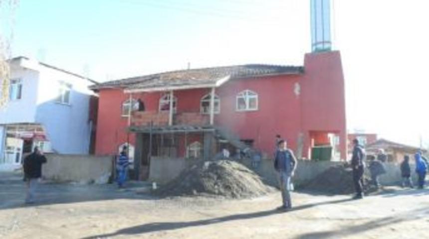 Sarıkadı Köyü Camisine bakım ve onarım yapılıyor