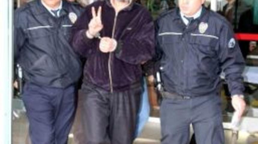 Bı&ccedil;aklı Saldırıya Uğrayan Cami İmamını Cemaat Kurtardı