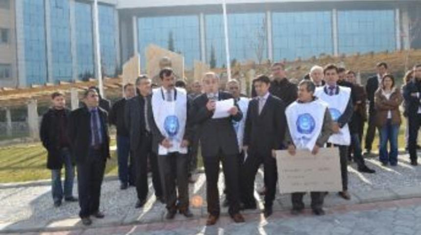 Akademisyenlerden &Uuml;cret Eylemi