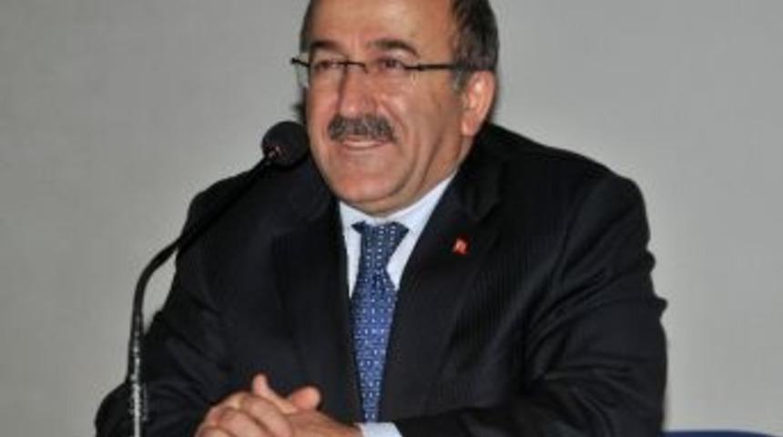 Başkan G&uuml;mr&uuml;k&ccedil;&uuml;oğlu, Kariyer Sohbetleri Programında &Ouml;ğrencilere Konuştu